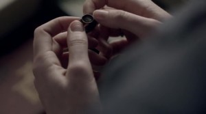 Outlander - 2x01 Through a Glass, Darkly